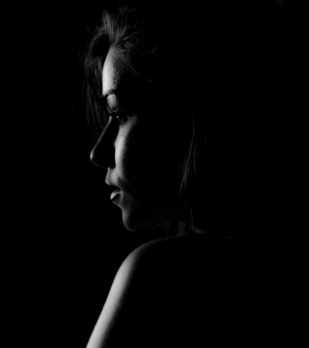 Девушка в темноте