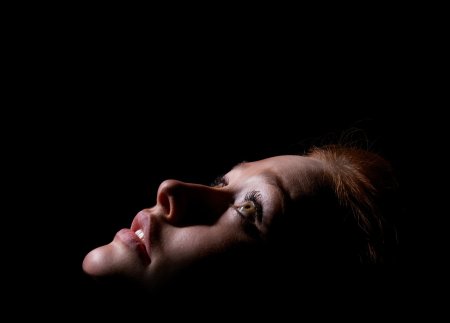 Девушка в темноте