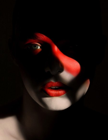 Девушка с красными губами