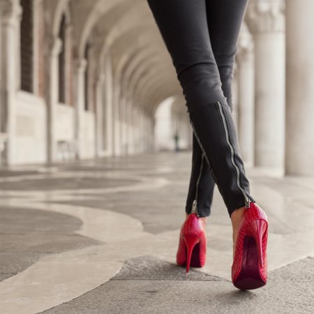Девушка в красных туфлях