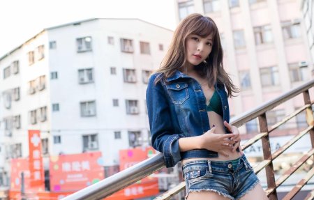 Девушка в джинсовой куртке
