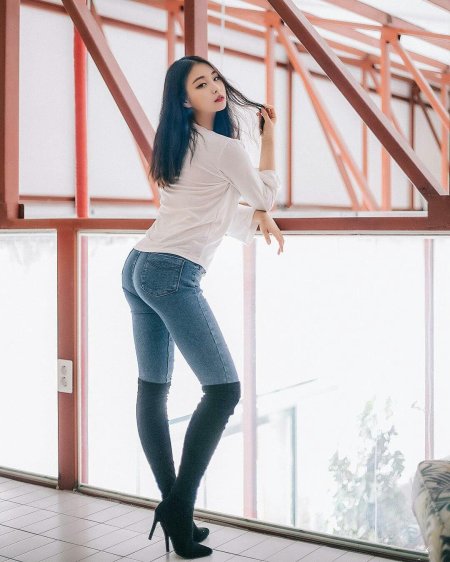 Красивые азиаточки в джинсах