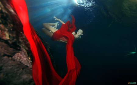 Девушка в платье под водой