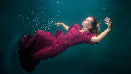 Девушка в платье под водой