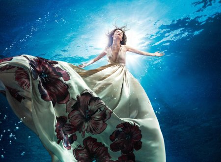 Девушка в платье под водой