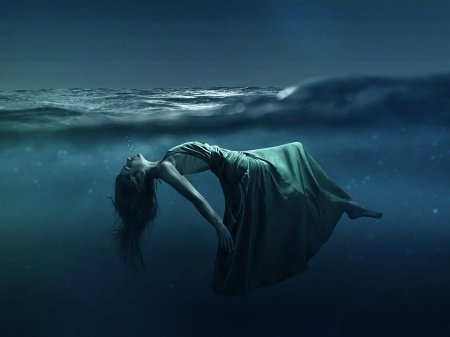 Девушка тонет в воде