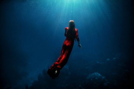 Девушка под водой