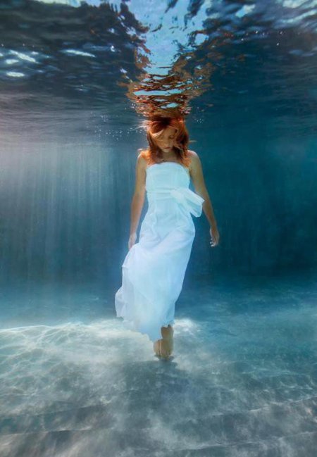 Девушка в воде