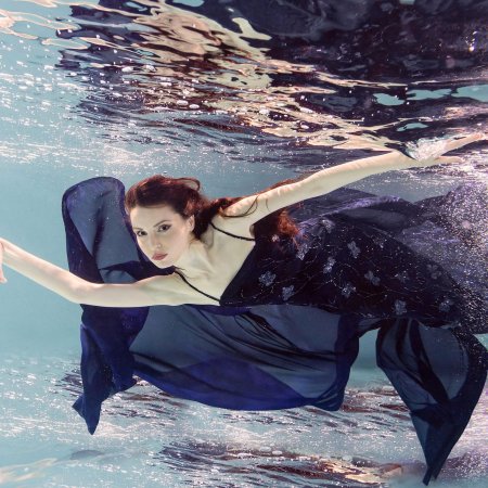 Девушка в платье под водой