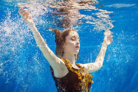 Девушка под водой