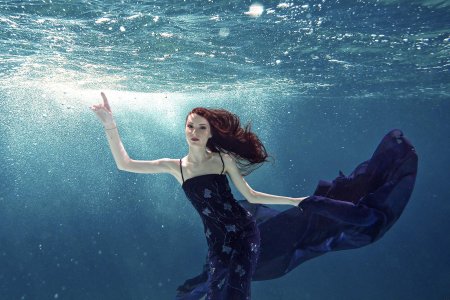 Девушка в платье под водой