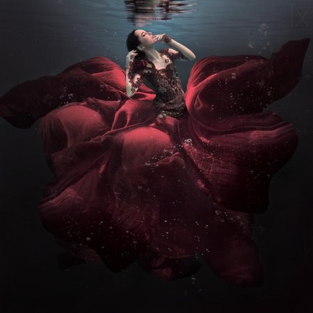 Девушка в платье под водой