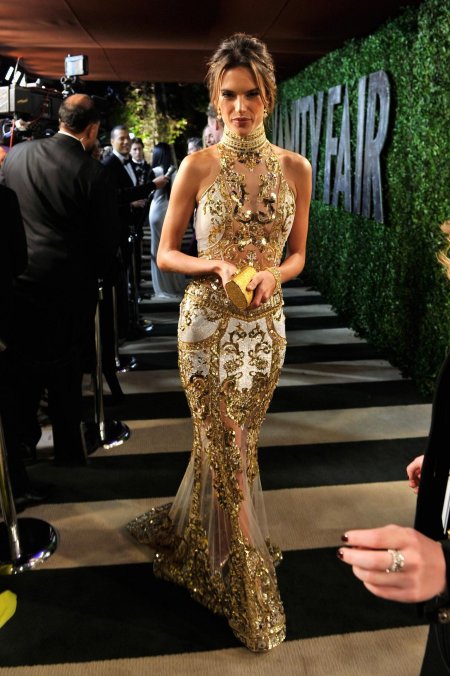 Алессандра амбросио в золотом платье