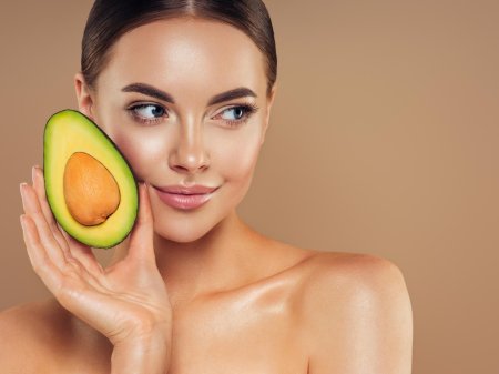 Девушка с авокадо