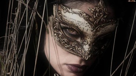 Девушка в маске