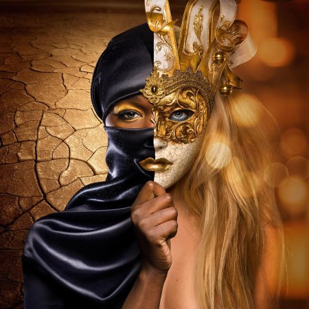 Девушка в маске