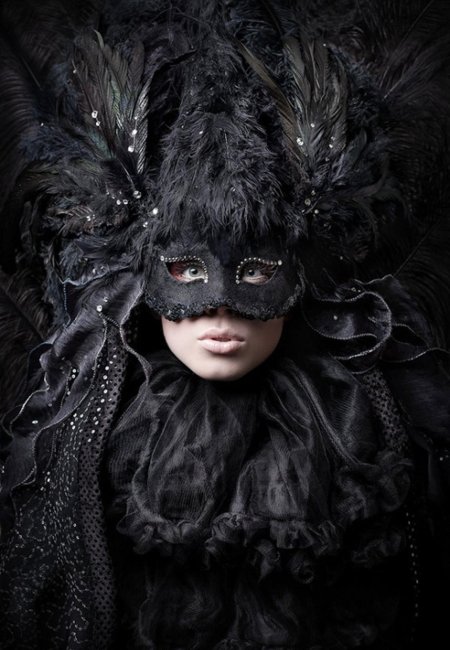 Женщина в маске