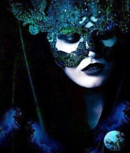 Женщина в маске