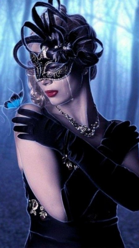 Девушка в карнавальной маске