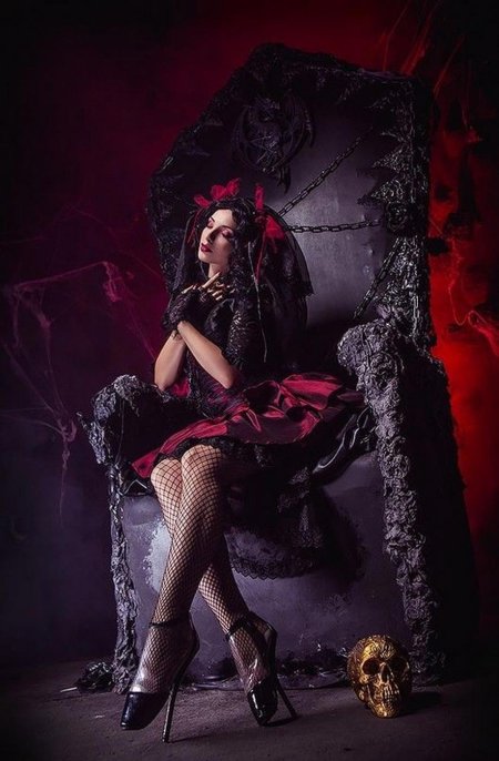 Готика на троне