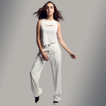 Девушка в белой одежде