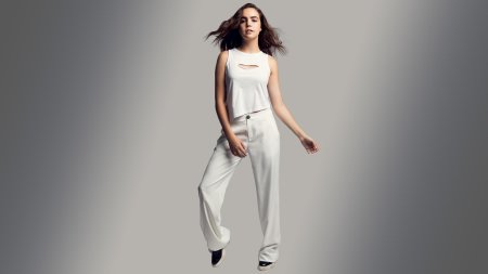 Девушка в белой одежде