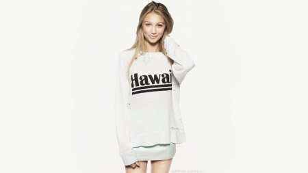 Девушка в футболке на белом фоне