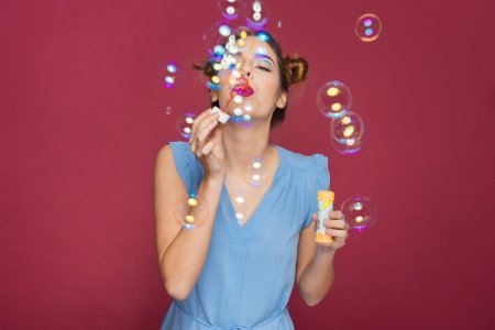 Девушка с мыльными пузырями