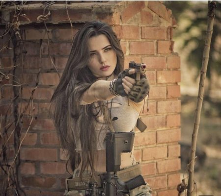 Девушка с оружием