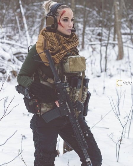 Девушка военная