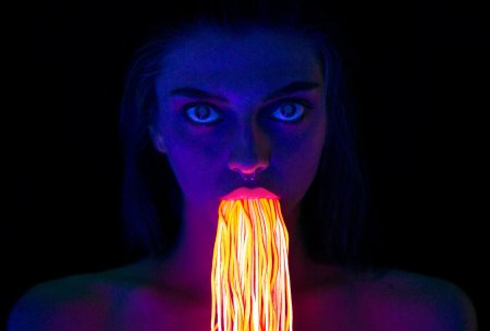 Девушка в неоне