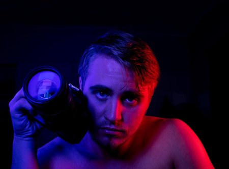 Человек в красном освещении