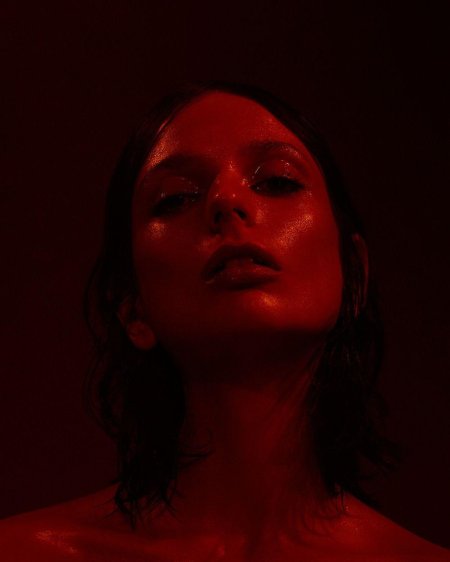 Красное освещение на лице