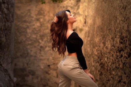 Девушка брюнетка