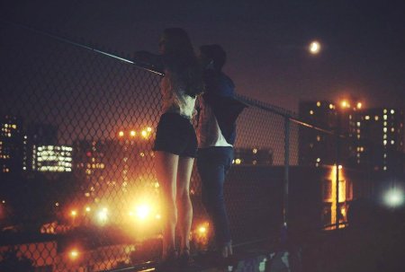 Парень с девушкой ночью