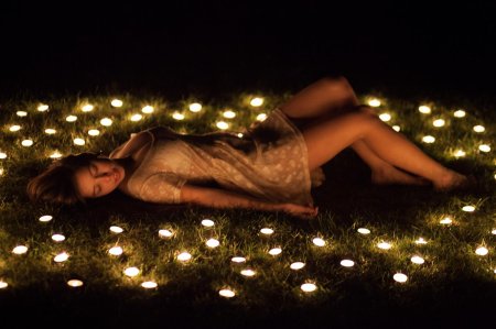 Девушка с гирляндой