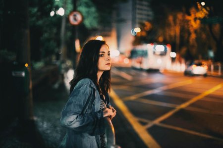 Девушка в ночном городе