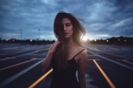 Красивая девушка ночью