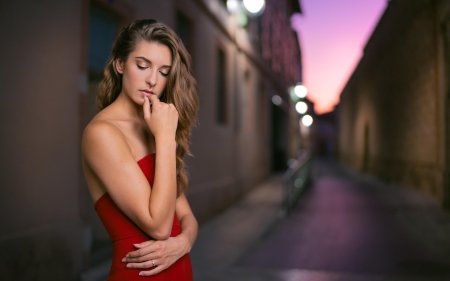 Красивые девушки в красном