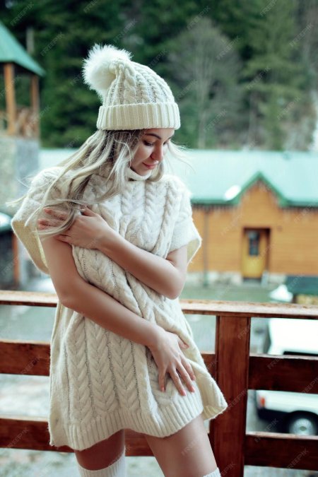 Девушка в белом свитере