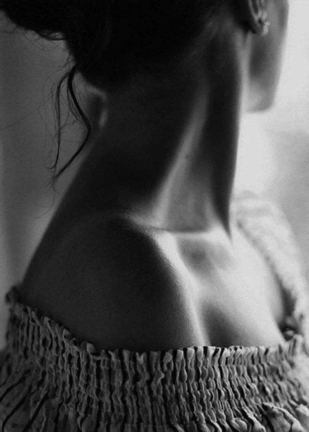 Девушка с ключицами