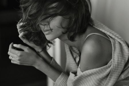 Счастливая женщина черно-белое