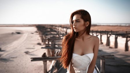 Девушка с оголенным плечом