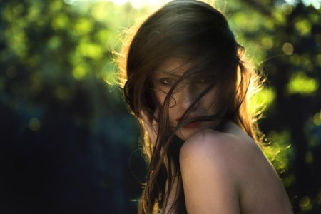 Плечи девушки