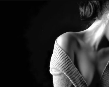Девушка с оголенным плечом