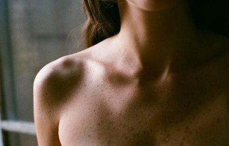 Шея девушки