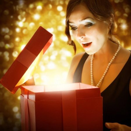 Девушка открывает подарок