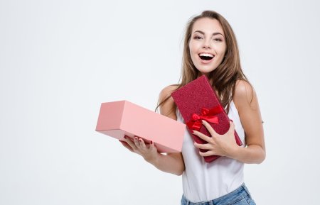 Девушка радуется подарку