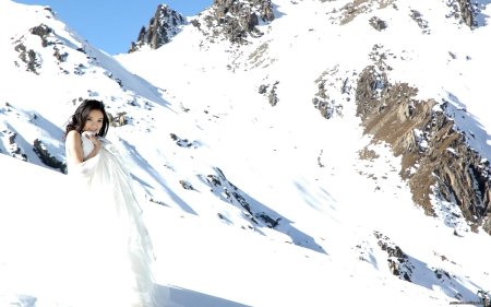 Девушка в горах