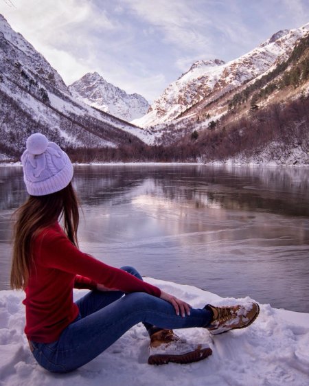 Красивая девушка в горах